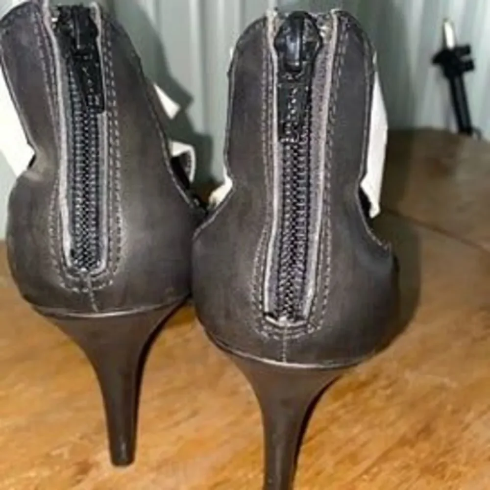 * Maurices size 7 leather strappy Black White Women's open toe 3.5” Libby Heels